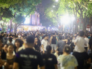 Tin tức - Chiều tối, người dân đổ xô lên phố đi bộ hồ Gươm “hóng gió” trong ngày nghỉ lễ.
