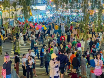 Đà Lạt mát lạnh sau mưa, du khách lôi áo khoác ra mặc còn dân mạng khắp nơi thi nhau xin vía