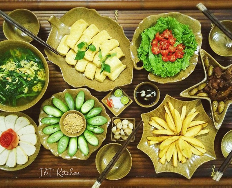 Đậu rán, canh rau muống, lặc lè luộc, thịt kho trám, cà muối, chả mỡ.  (Ảnh: Minh Thuận)
