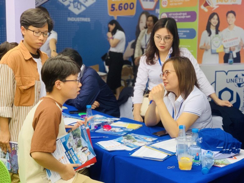 Cán bộ tư vấn chọn ngành, chọn trường cho thí sinh