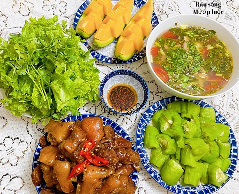 Chân giò kho, canh chua, mướp luộc, rau sống (Ảnh: Hoà Phạm).
