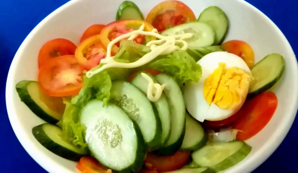 Món salad dưa chuột kết hợp với trứng luộc.