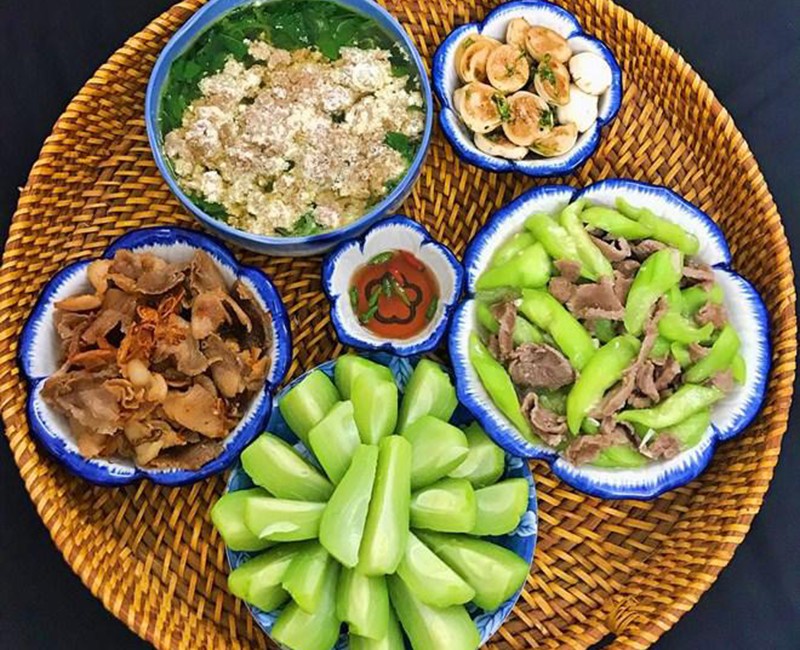 Bữa cơm này gồm: Mề gà xào mướp, su su luộc, cà muối, canh rau ngót nấu chua, thịt rang. (Ảnh: Tô Hưng Giang).
