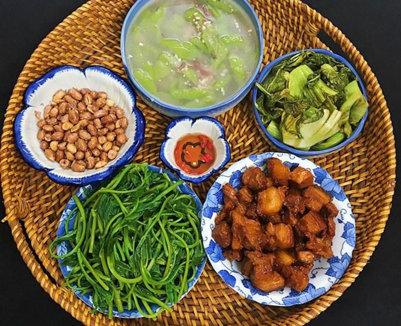 Thịt kho, rau mồng tơi luộc, mướp nấu canh, dưa cải, lạc rang. (Ảnh: Tô Hưng Giang).
