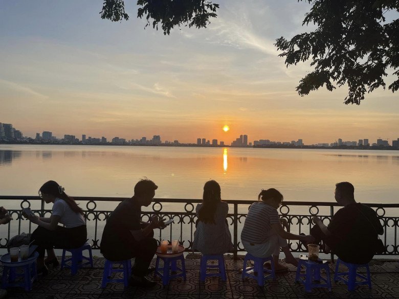 4 địa điểm ngắm hoàng hôn amp;#34;view triệu đôamp;#34; ở Hà Nội thu hút giới trẻ dịp nghỉ lễ - 1