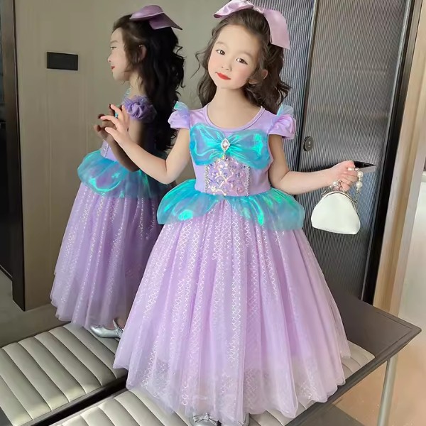 Nhiều bố mẹ rất thích ăn diện cho con gái, nhưng cần có mức độ phù hợp (Ảnh minh hoạ Internet).