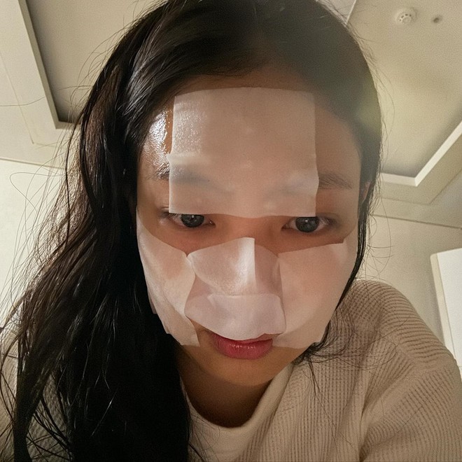 Jennie dùng phương pháp đắp lotion mask để cấp ẩm cho da.