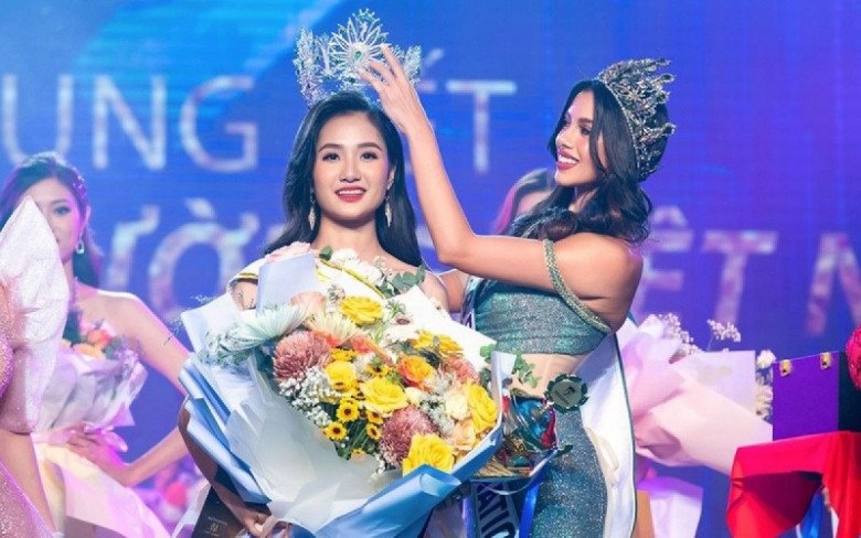 Khoảnh khắc Nguyễn Thanh Hà đăng quang Hoa hậu Môi trường Thế giới năm 2023.