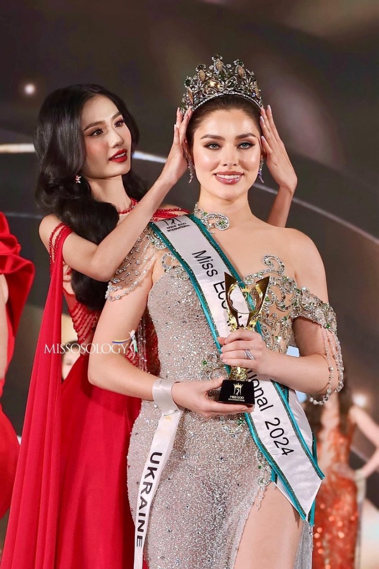 Hoa hậu Nguyễn Thanh Hà trao vương miện cho tân Hoa hậu Môi trường Thế giới - người đẹp đến từ Ukraine Angelina Usanova.