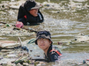 Tin tức - Nhóm bạn trẻ ngâm mình dọn rác dưới kênh đen giữa tiết trời 40 độ C: "Nước nóng lên và bốc mùi hôi càng nặng"