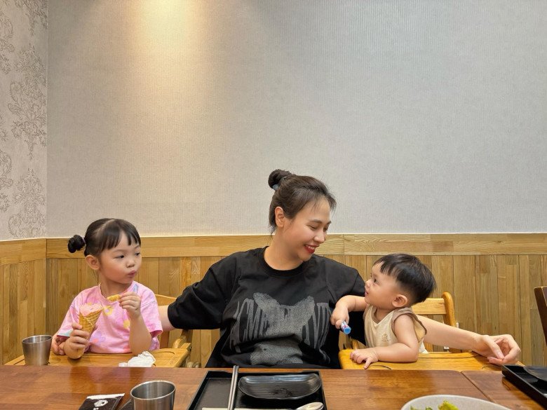 Sao Việt 24h: Đàm Thu Trang khoe ảnh nghỉ lễ, bị nói amp;#34;đẻ thuêamp;#34; khi 2 con giống bố đến từng nét mặt - 1