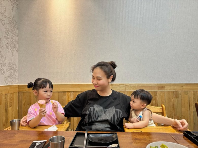 Không đi du lịch xa xôi, Đàm Thu Trang có kỳ nghỉ lễ giản dị bên 2 con cưng.