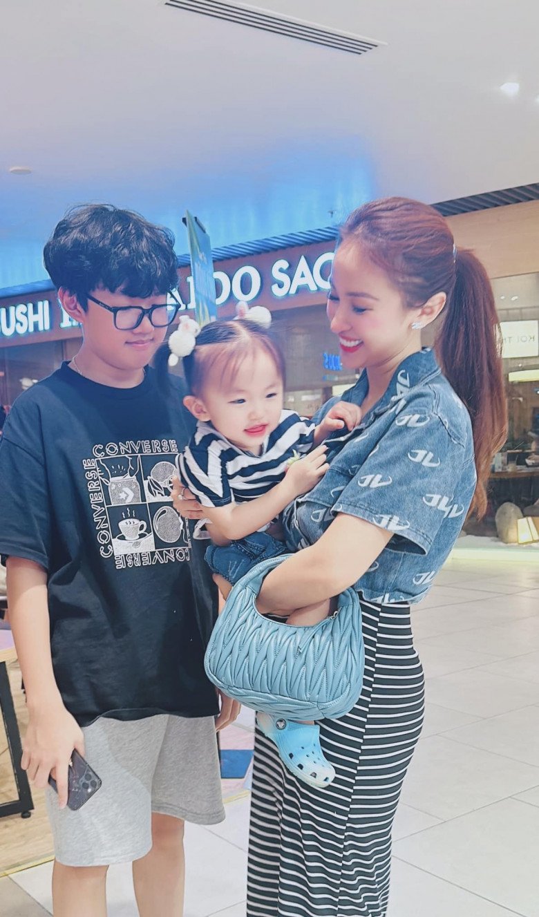 Sao Việt 24h: Đàm Thu Trang khoe ảnh nghỉ lễ, bị nói amp;#34;đẻ thuêamp;#34; khi 2 con giống bố đến từng nét mặt - 9