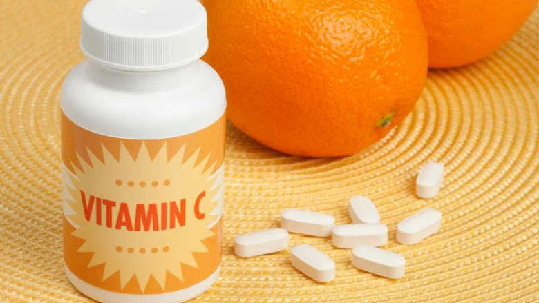 Bổ sung quá liều vitamin C trong thời gian dài có thể gây hại cho thận. (Ảnh minh họa)