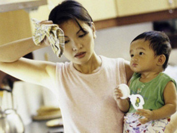 Trở lại thành phố sau kì nghỉ lễ, chồng khăng khăng đòi đưa con 10 tháng tuổi đi xe máy 150 cây số vì tiếc tiền