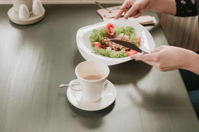 Bữa sáng đủ chất giúp bạn no lâu và ổn định đường huyết. (Ảnh minh họa)