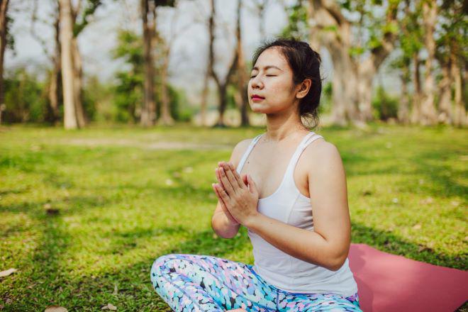 Vài phút tĩnh lặng buổi sáng có thể giúp bạn sáng suốt và điềm tĩnh hơn cả ngày. (Ảnh minh họa)