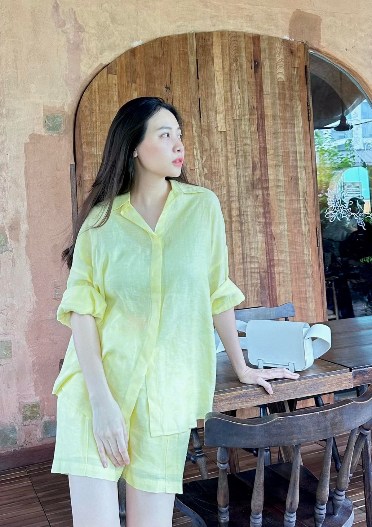 Cô chọn trang phục tông vàng chanh, chất liệu linen tôn làn da sáng trong chuyến nghỉ dưỡng với gia đình.