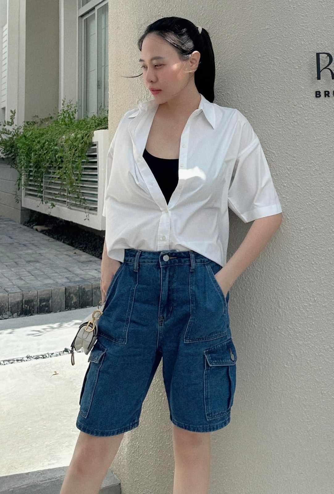 Trong lần dạo phố đầu năm, người đẹp chọn sơ mi trắng phanh cúc cùng quần jeans túi hộp theo tinh thần menswear.