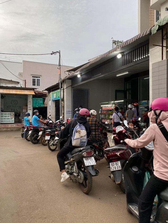 Theo bà N.T.K.B. - chủ cơ sở - ngày xảy ra vụ ngộ độc, tiệm phục vụ 1.100 ổ bánh (buổi sáng 500 ổ và chiều là 600 ổ). Ảnh tư liệu