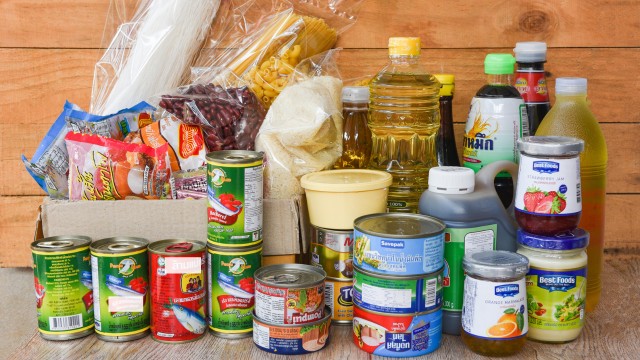 Mua gia vị theo túi lớn mang lại nhiều lợi ích. Đầu tiên, nó giúp bạn tiết kiệm chi phí. Gia vị được đóng gói trong túi lớn thường có giá rẻ hơn so với việc mua từng loại nhỏ lẻ. Lý do đằng sau điều này là do nhà sản xuất tiết kiệm được chi phí sản xuất bao bì và vận chuyển, và đồng thời, chi phí này được phân bổ cho một lượng gia vị lớn hơn.