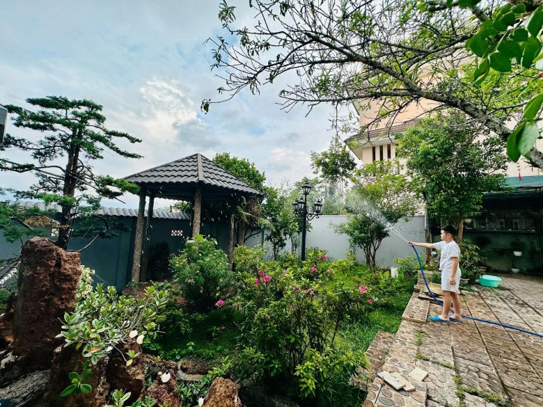 Song có thể thấy, quý tử nhà Vy Oanh rất chuyên nghiệp, nghiêm túc khi tưới nước cho khu vườn. Khung cảnh làm mọi người lụi tim.