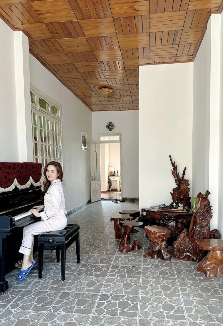 Một 1 cây đàn lớn được trưng bày, Vy Oanh rất yêu tiếng đàn dương cầm trong không gian bình yên của nhà mình.