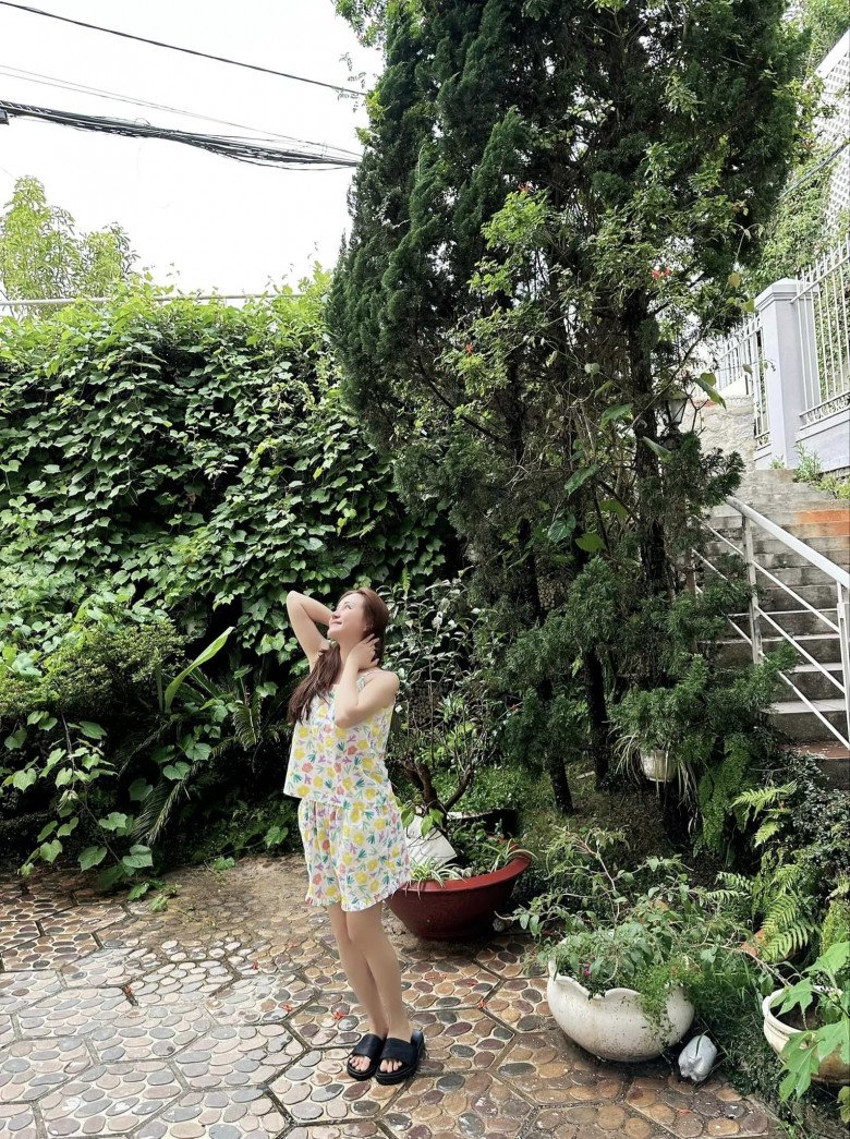 Vy Oanh hít thở trong không gian xanh tại ngôi nhà của mình ở Đà Lạt. Có thể thấy, khu vườn nhà nữ ca sĩ được bao trùm rất nhiều cây cối lớn nhỏ.