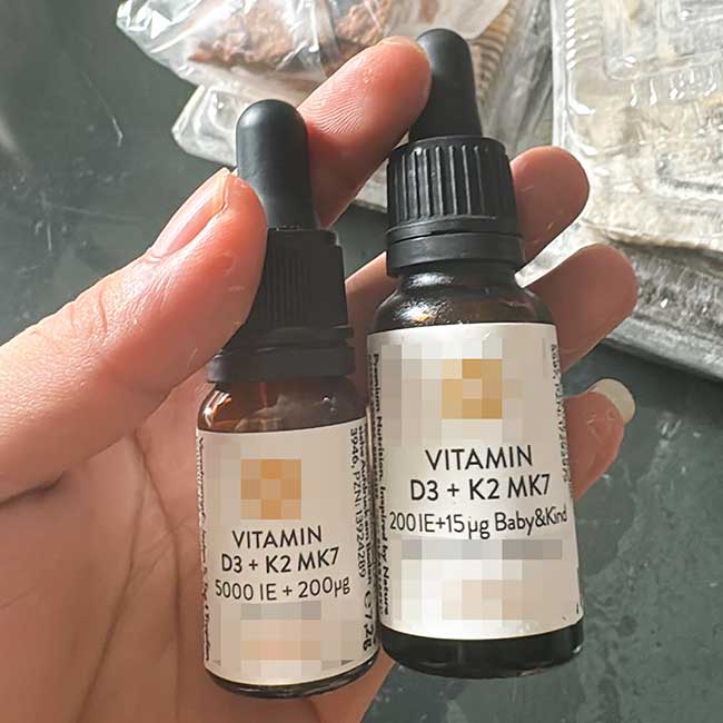 Hình ảnh hai lọ vitamin D gia đình cho bé mạnh uống. Ảnh: GĐCC.