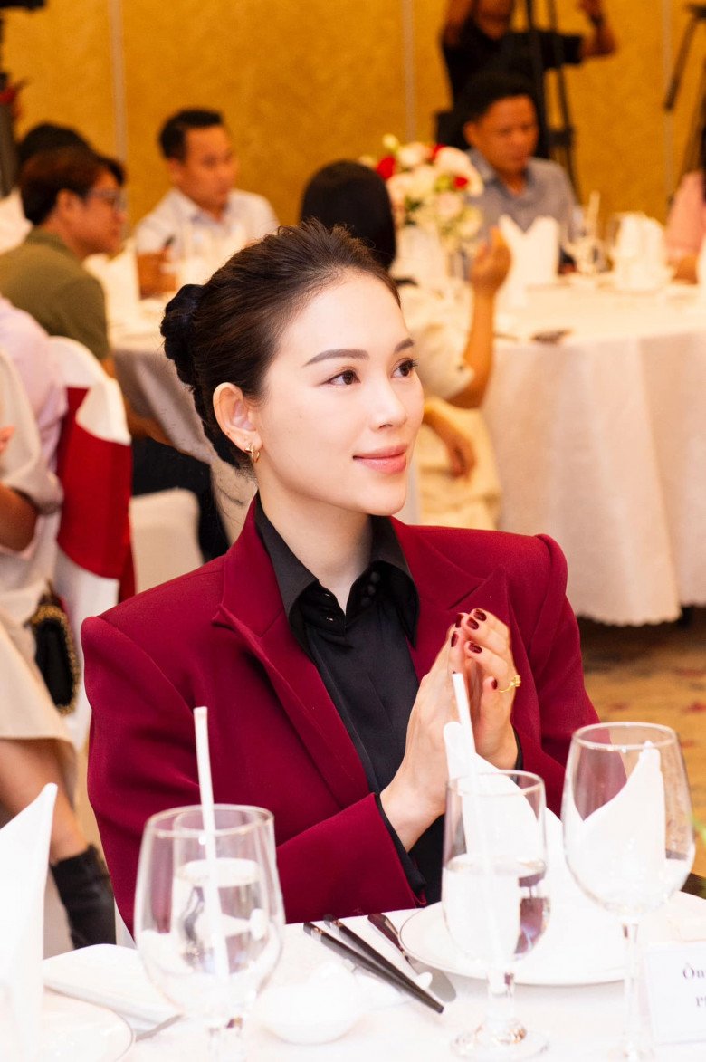 Hình ảnh chuẩn phu nhân hào môn của Linh Rin khiến dân tình xuýt xoa.