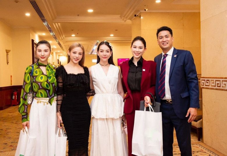 Người đẹp gửi lời cảm ơn đến hội bạn thân thiết.