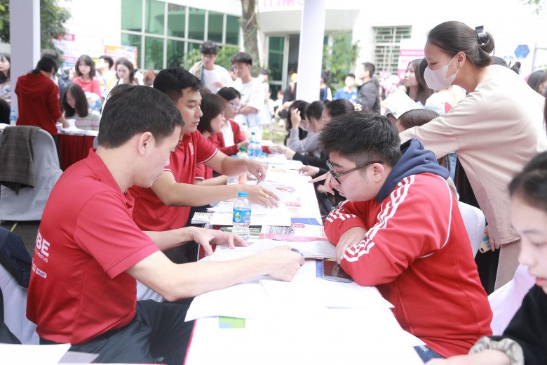 Thí sinh tham gia ngày hội tư vấn tuyển sinh năm 2024.