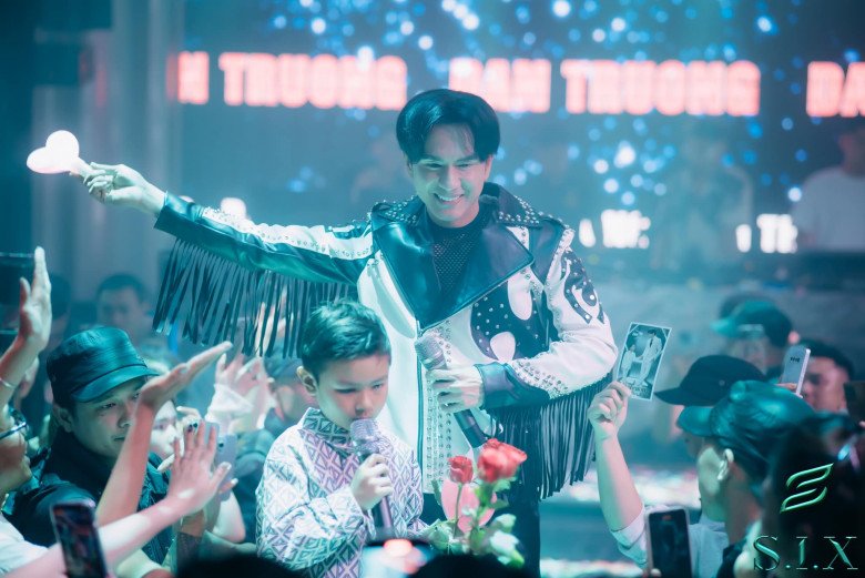 Sao Việt 24h: Việt Hương khoe vòng một căng đầy bỏng mắt ở tuổi U50, cho biết amp;#34;ít khi mặc đồ hở hangamp;#34; - 6