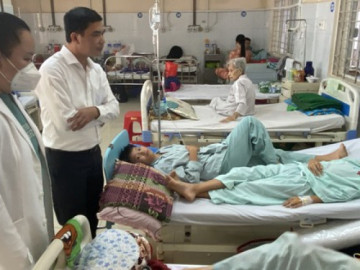 Sức khỏe - 328 người nhập viện sau khi ăn bánh mì: 2 trẻ sốc nặng thở máy, mở thêm đơn vị cấp cứu