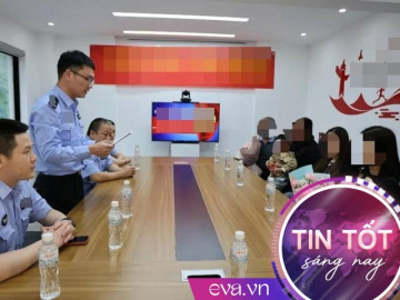 Thấy hàng xóm hớt hải cầm điện thoại chạy sang, cặp vợ chồng trào nước mắt trước hình ảnh bên trong
