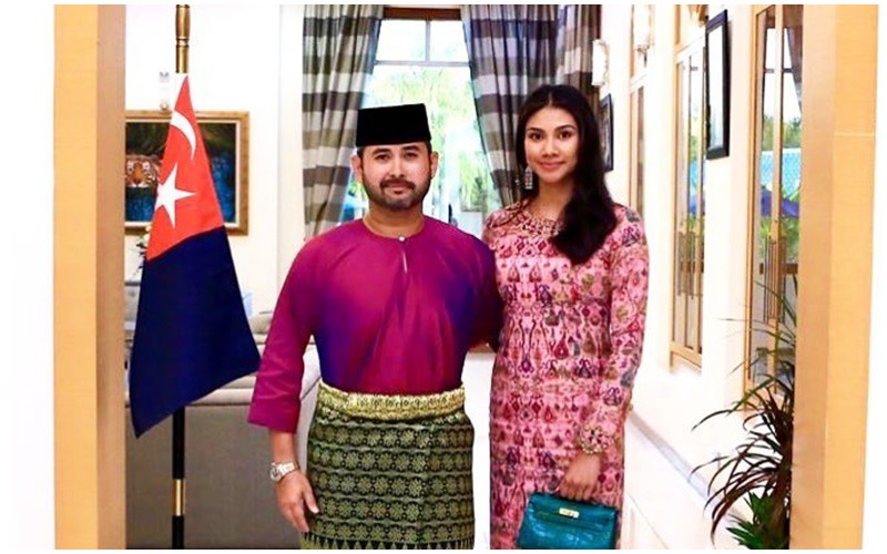 Cô Khaleeda Bustamam là vợ của Tunku Ismail Ibrahim, Thái tử bang Johor, Malaysia. 
