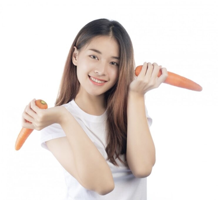 Ngoài việc bổ sung cà rốt vào bữa ăn hàng ngày, thói quen đắp mặt nạ từ cà rốt xay nhuyễn cũng giúp cải thiện đáng kể tình trạng thiếu nước của da.