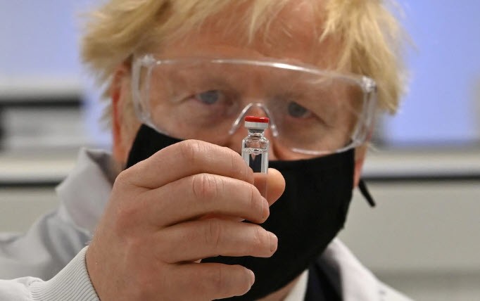 Boris Johnson ca ngợi vắc-xin này là chiến thắng của khoa học Anh.