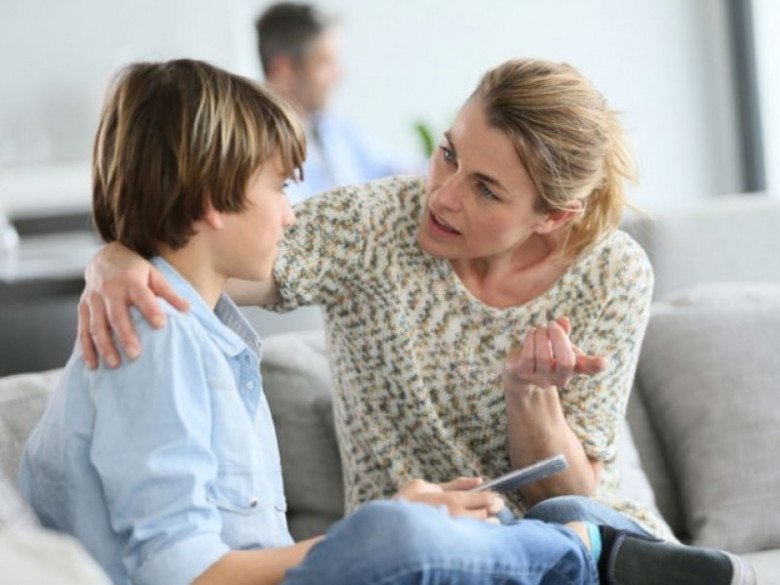 Không nên kỷ luật, bắt con xin lỗi ngay lập tức mà hãy lựa thời điểm để khuyên nhủ con. Ảnh minh họa.