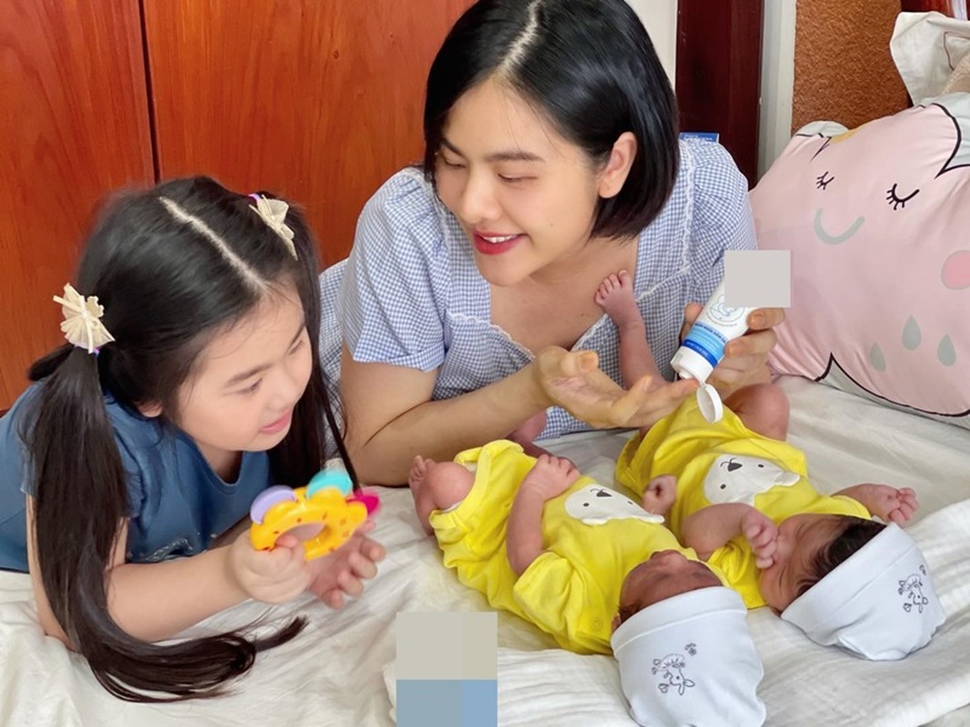 Vân Trang hạnh phúc bên 3 cô con gái.