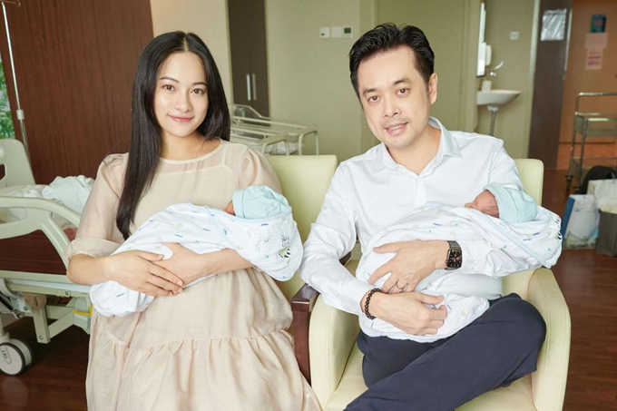 Sara Lưu cùng chồng bên 2 thiên thần nhỏ mới chào đời.