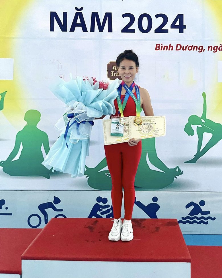 Sao Việt 24h: MC Thanh Bạch đeo hàng ký vàng trên người, amp;#34;cưa sừngamp;#34; lộ diện sau phẫu thuật thẩm mỹ - 15