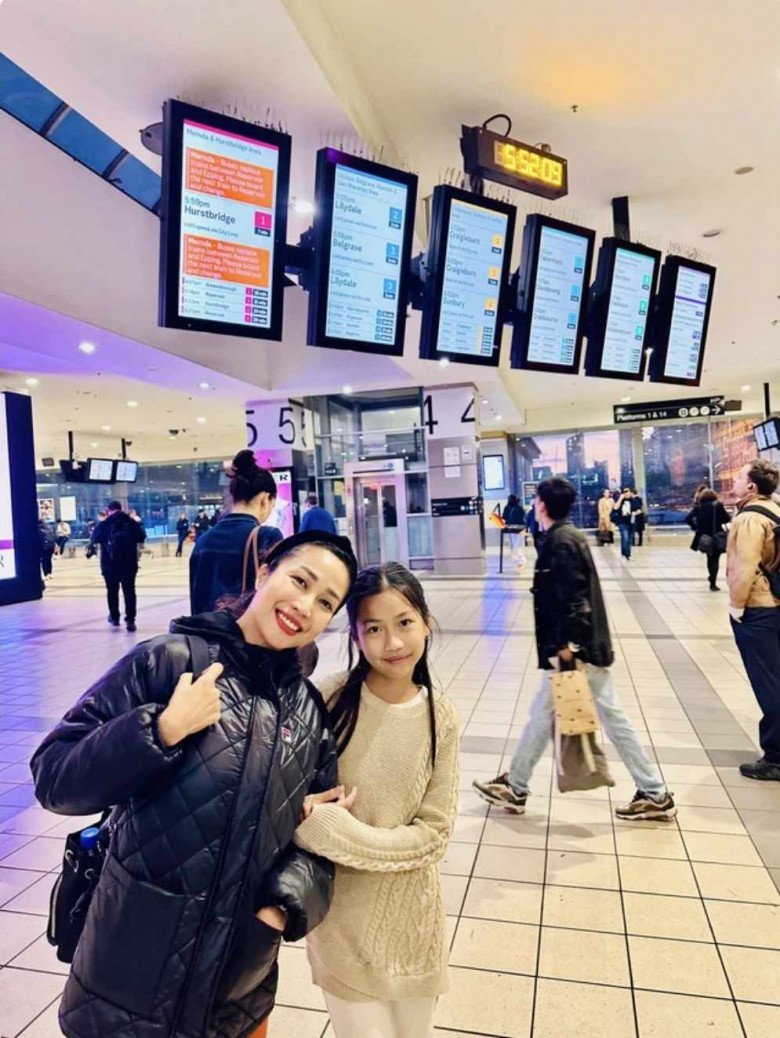 Sao Việt 24h: MC Thanh Bạch đeo hàng ký vàng trên người, amp;#34;cưa sừngamp;#34; lộ diện sau phẫu thuật thẩm mỹ - 10