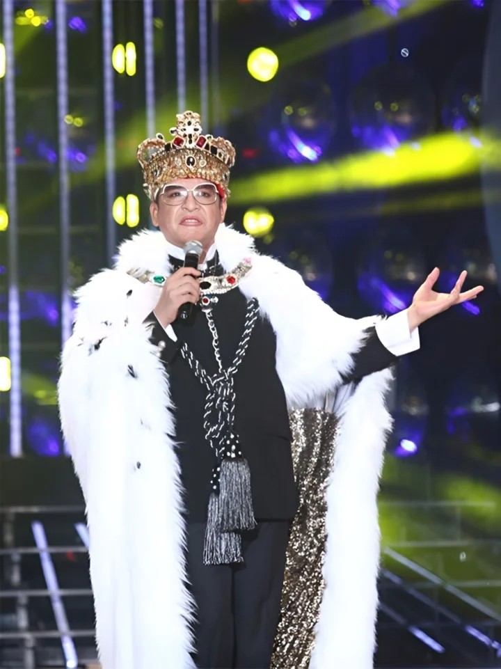 Nam nghệ sĩ luôn gây tranh cãi về phong cách “làm lố, diêm dúa, cưa sừng làm nghé” của mình.