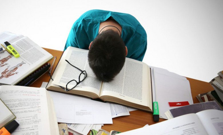 Cảm giác luôn bị so sánh thua kém em trai và bạn bè khiến Hùng thấy chán nản. Ảnh minh họa.