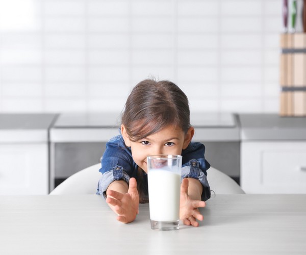 Theo các bác sĩ, uống sữa tươi phù hợp sẽ tốt cho sức khỏe của trẻ. Ảnh minh họa.