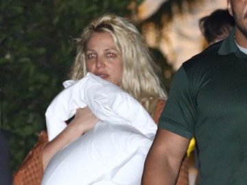 Britney Spears nhếch nhác rời khỏi khách sạn, chuyện gì đã xảy ra?