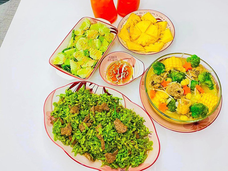 Thiên lý xào thịt bò, canh gà thập cẩm, salad dưa chuột. (Ảnh: Thu Hà).
