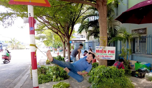 Anh Minh Râu bán hàng ế ẩm vẫn đều đặn tặng rau miễn phí, vừa lĩnh tiền ...