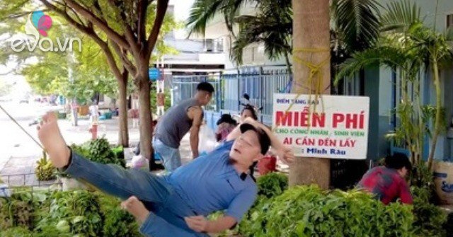 Anh Minh Râu bán hàng ế ẩm vẫn đều đặn tặng rau miễn phí, vừa lĩnh tiền ...